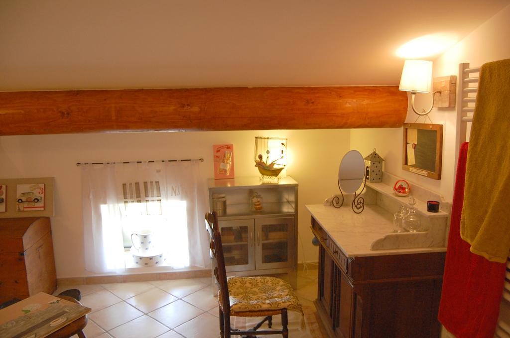 Maison d'Hôtes Le Mas de Lila Vers-Pont-du-Gard Quarto foto